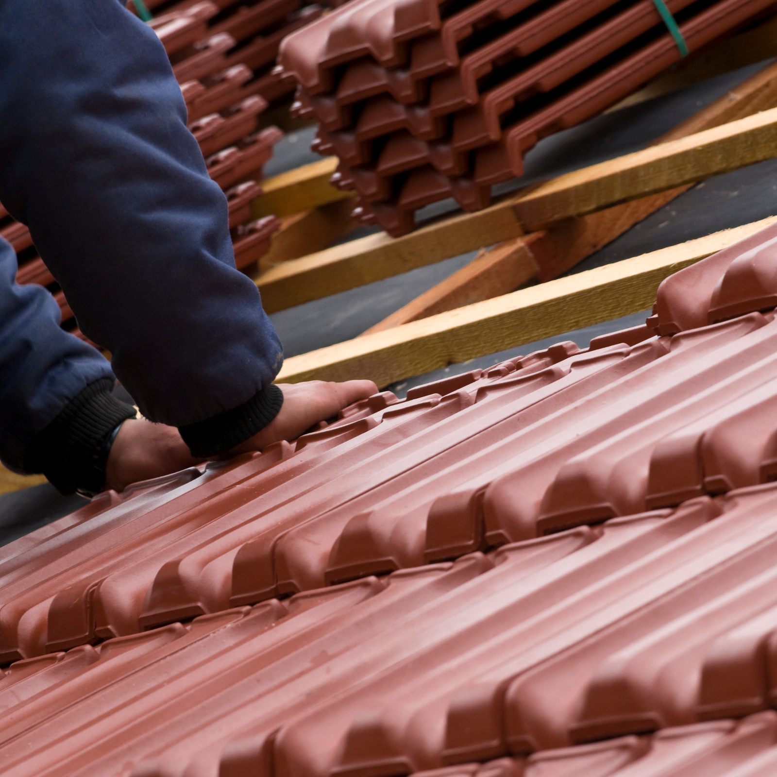 Couvreur posant des tuiles neuves